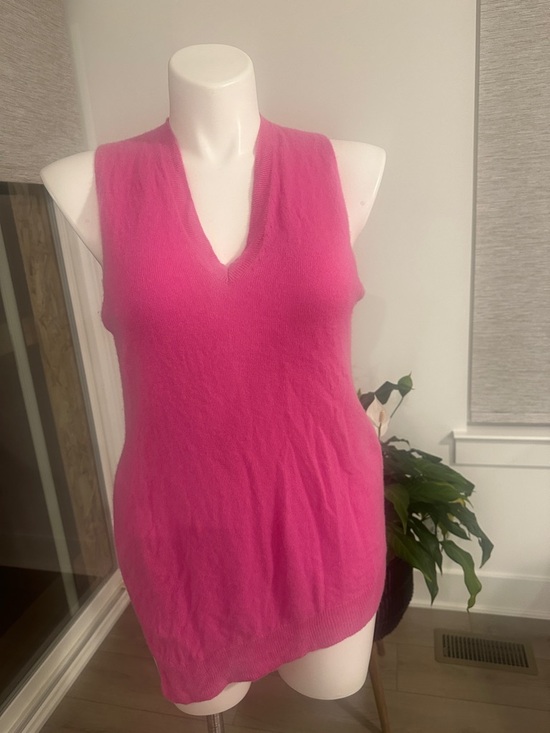 Sweaters - NoName Brand 100% cashmere pink v-neck vest with angled hem side‎ slits size L